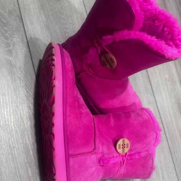 Y2K BAILEY BUTTON FUSCHIA UGGS! - Picture 1 of 13